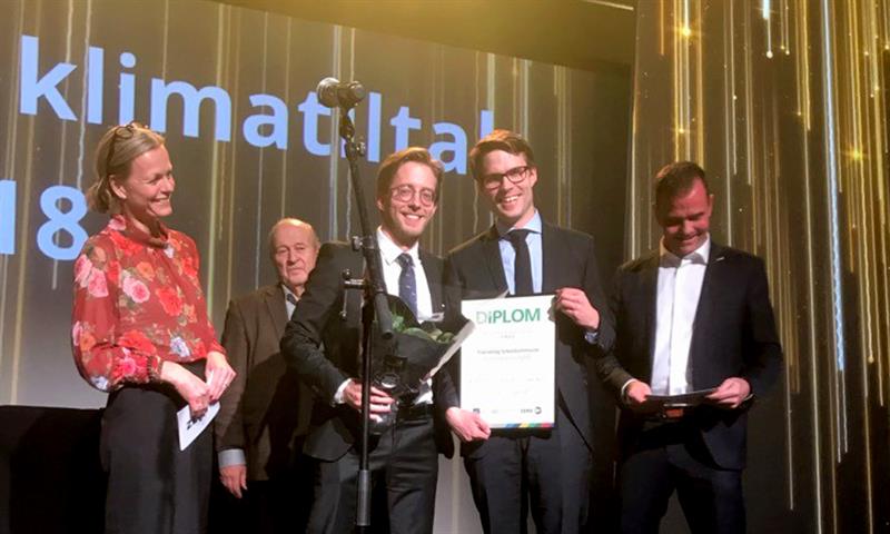 Prisen ble tatt imot av prosjektleder Morten Berntsen og leder i Hovedutvalg for transport, Per Olav Hopsø. Videre fra venstre står juryen; administrerende direktør i Kommunalbanken, Kristine Falkgård, tidligere justisminister og leder i Venstre Odd Einar Dørum og daglig leder i miljøstiftelsen Zero, Marius Holm.
Foto: Jørn Arve Flått