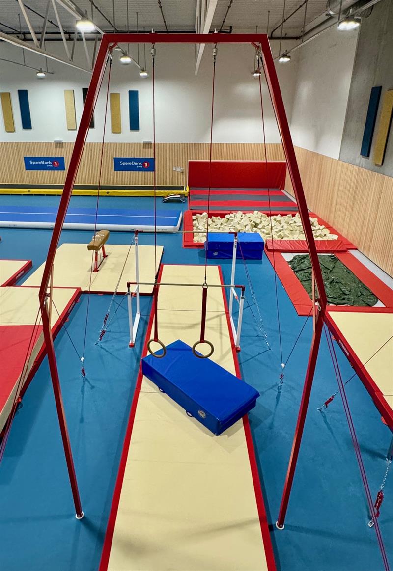 Bilde av en basishall med madrasser, apparater og liknende.