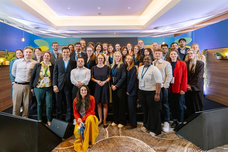 Gruppebilde på rundt 30 personer som er Young Energy Ambassador 2026.