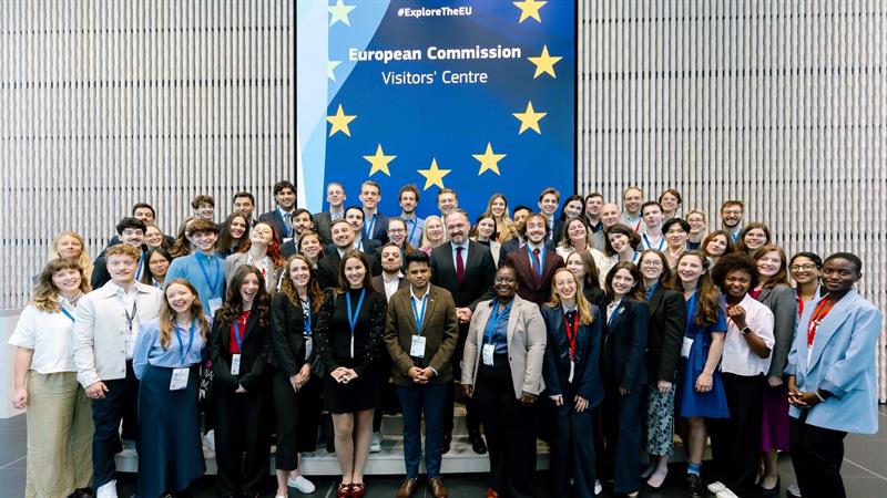 Gruppebilde med omtrent 60 personer fra den europeiske uken for energiomstilling i Brussel
