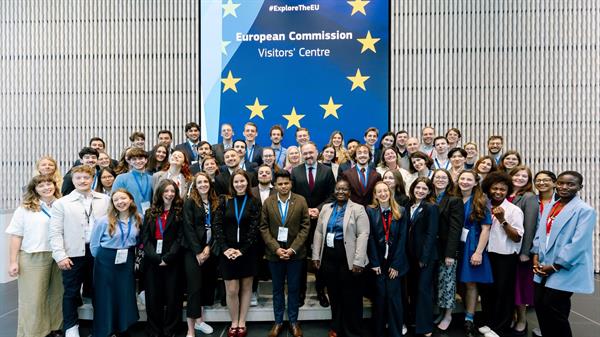 Gruppebilde med omtrent 60 personer fra den europeiske uken for energiomstilling i Brussel