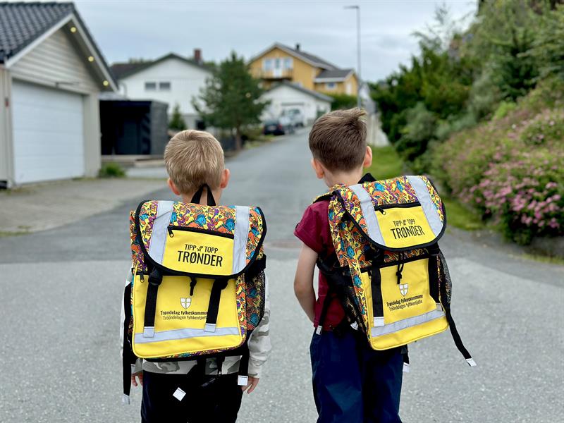 To gutter med skolesekk