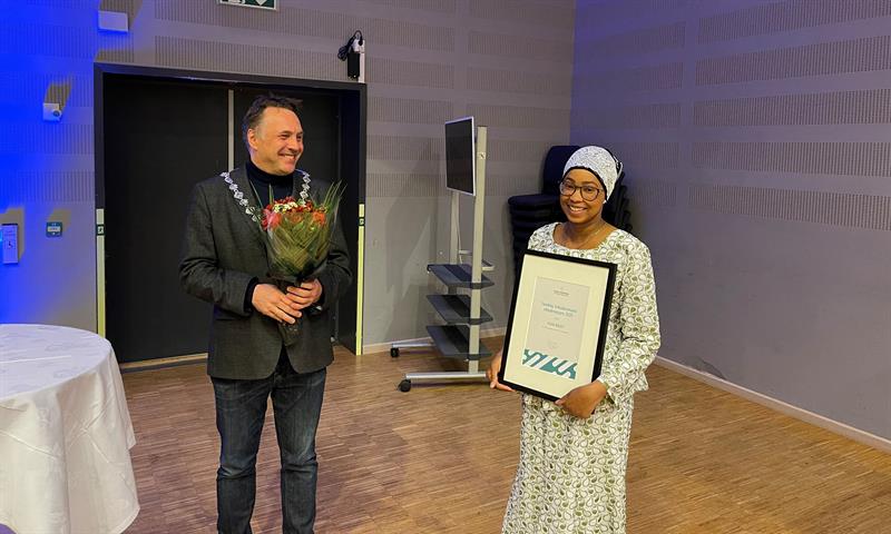 Fylkesordfører Tore O.Sandvik og prisvinner Aisha Bigset.  Foto: Bjørn Langli