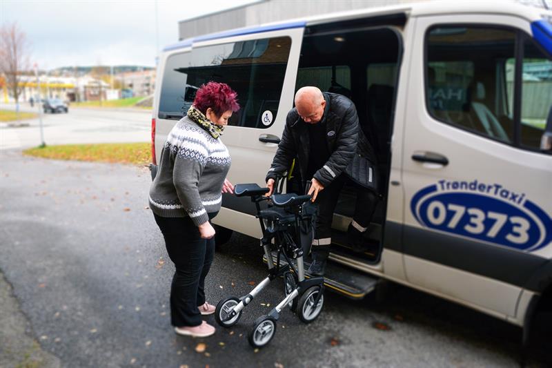 Bruker og taxi-sjåfør i forbindelse med tt-ordningen.