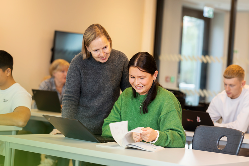 Lærer og elever i klasserom. Foto: Ronny M Danielsen