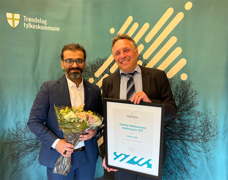 Karim Tahir (t.v.) mottok Trøndelag fylkeskommunes inkluderingspris av fylkesorfører Tore O. Sandvik.