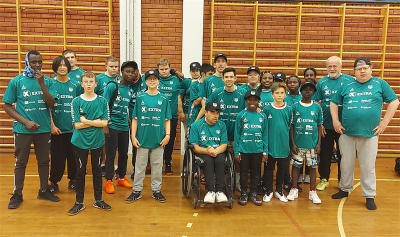 Gruppebilde av spillere på Hommelvik Guts i gymsal.