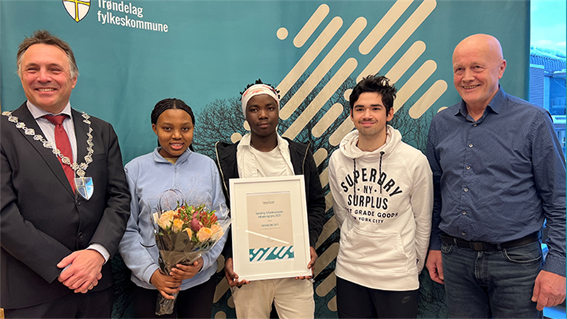 Fylkesordfører Tore O. Sandvik, Francine Uwoise, Daniel Nzekanabo, Carlos Pezoa og trener Sverre Ness i fylkestingssalen, Trondheim.
 