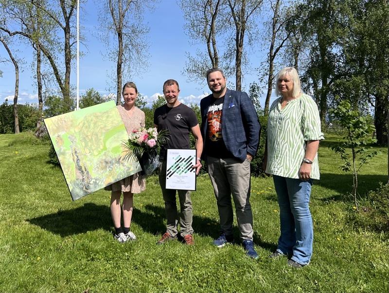 Fra venstre prisvinnerne Marie og Lars Olav Stavnes, leder for hovedutvalg for beredskap, klima og natur, Jonas Ali Werket Ghanizadeh (MDG) og medlem av samme utvalg, Heidi Klokkervold (Ap). Foto: Bodil Nilsen/Trøndelag fylkeskommune.