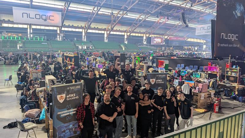 Her er ungdommer og frivillige fra eFiks Gaming på datatreffet The Gathering på Vikingskipet i Hamar i år. Foto: Bent Nordfjellmark