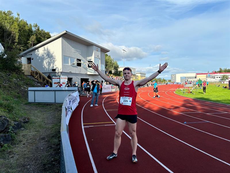 Bilde av Jørgen Homstad på idrettsbanen. Foto: Eskild Skarland.
