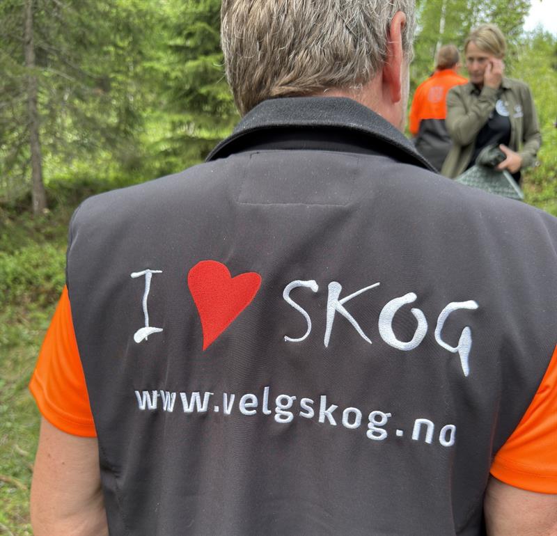Baksiden av vesten på ryggen til en mann. På en tekst på vesten står det «I love skog».