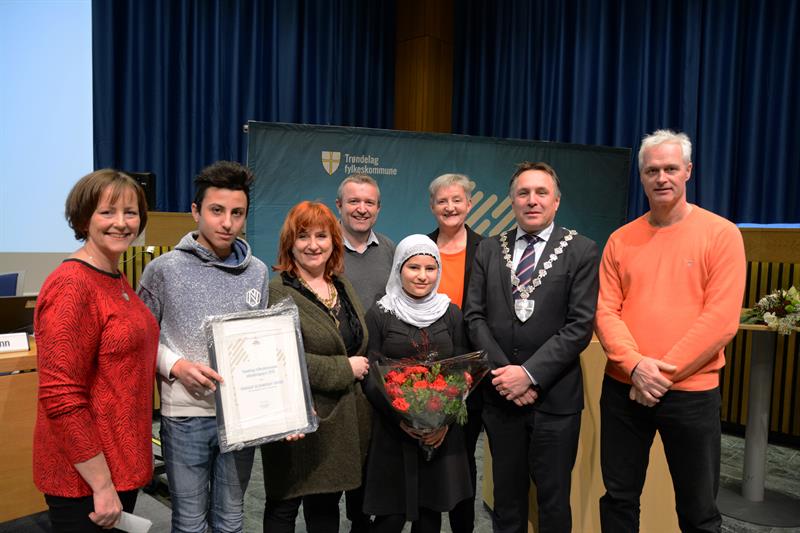 Fra venstre: Grethe Venæs Kveli, Ibrahim Imad Alkhalil, Sissel Thorsen, Tor Andre Weiseth, Bushra Imad Alkhalil, Heidi Haug Fjone, Tore O. Sandvik og Ola Kai Faksdal. Foto: Mona Jønvik Andersson. 