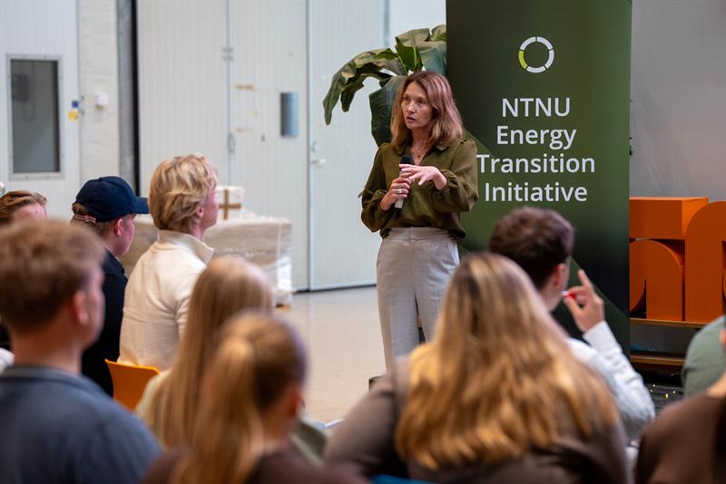 Heidi Fossland, daglig leder NTNU Energy transition initiative, snakker til en gruppe ungdommer. Foto: Martin Hansen, NTNU Energy Transition Initiative.