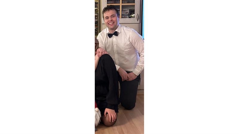 Bilde av Trygve Nordvik i hvit skjorte og sløyfe. Nordvik er leder av Frøya ungdomsråd – ett av ungdomsrådene som har sendt innspill til  Trøndelags energistrategi mot 2050. Foto: privat.