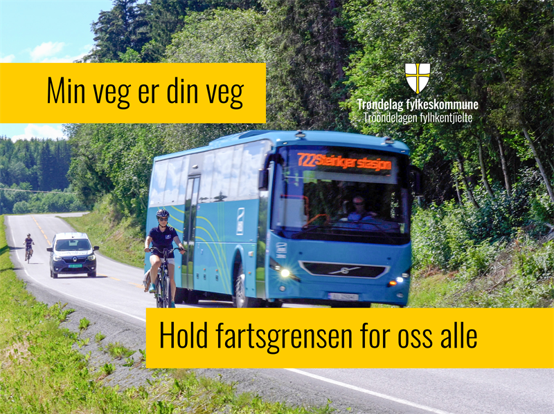 På bildet ser vi to syklister, en personbil og en buss på en fylkesveg mot Steinkjer stasjon. Bussen passerer syklisten som befinner seg fremst i bildet. Øverst står slagordet "Min veg er din veg", og nederst står "Hold fartsgrensen – for oss alle".