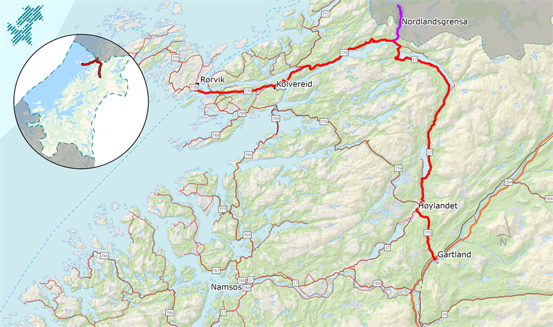 Kartet viser hele strekningen for Lakseveg nord-prosjektene, med vegforløpet markert i rødt. I nord fortsetter vegen over grensen til Nordland, men denne delen inngår ikke i prosjektpakken. Øverst til venstre er det et innfelt oversiktskart som viser hvor i Trøndelag prosjektområdet ligger.