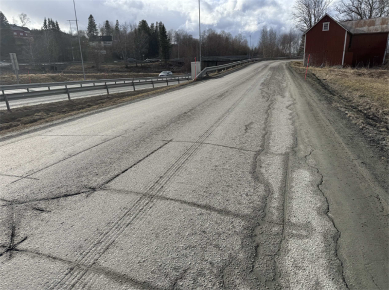 Bildet av deler av veien som får ny asfalt.