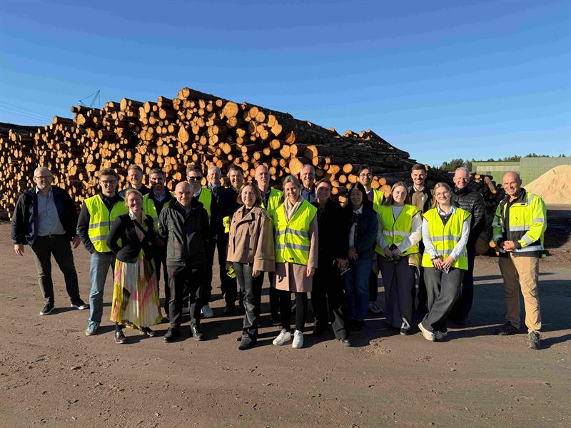 Gruppebilde av 30 personer i helfigur hos Inntre Kjelstad. Foto: Ida Valsø, Trøndelag fylkeskommune.